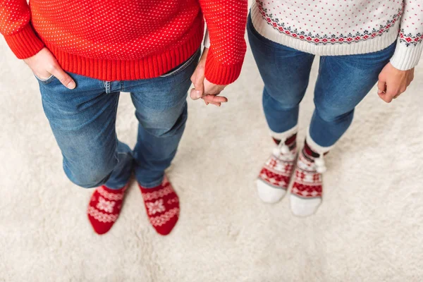 Couple en chaussettes tricotées — Photo