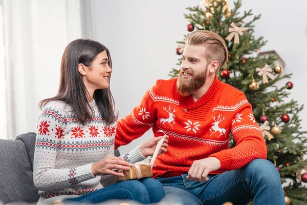 Couple wrapping christmas present — Stock Photo, Image