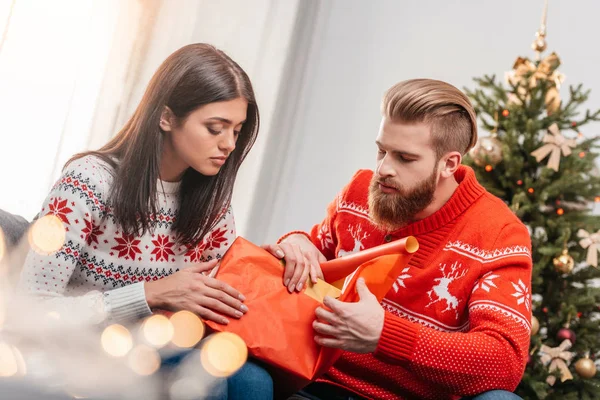 Pareja envolviendo regalo de Navidad — Foto de Stock