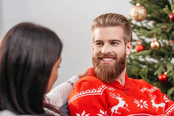 Feliz jovem casal no Natal — Fotografia de Stock