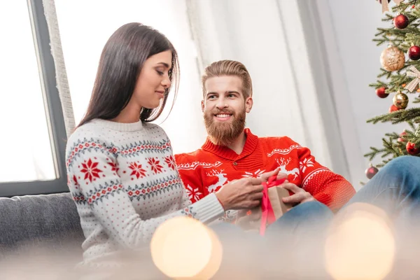 adam kız arkadaşına Noel hediye sunma 