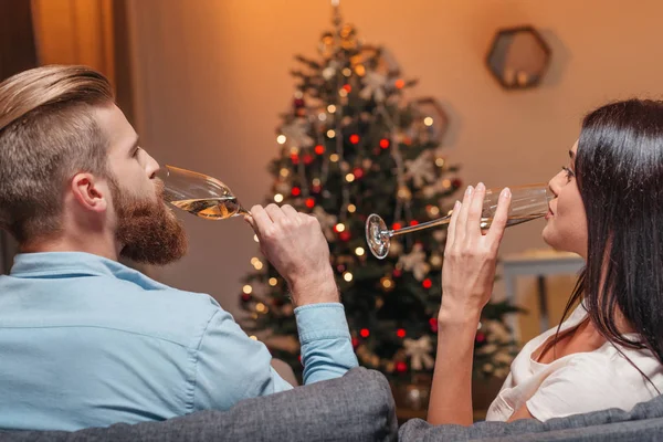 Couple drinking champagne at christmas — Free Stock Photo