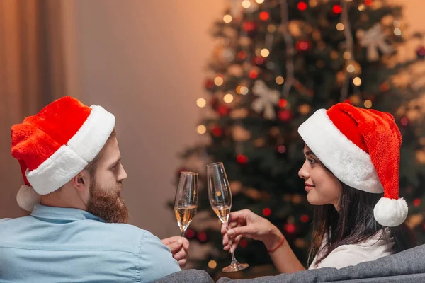 Couple drinking champagne at christmas — Free Stock Photo