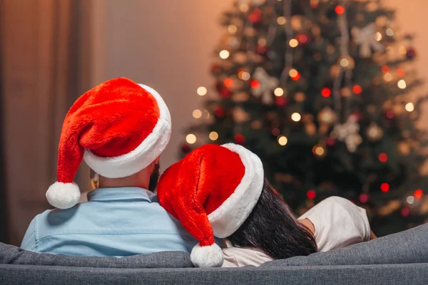 Couple in santa hats — Stock Photo, Image