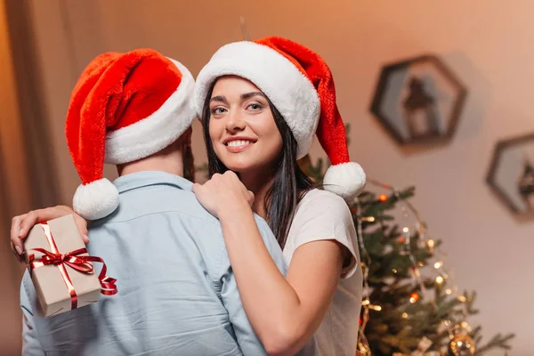 Jeune couple avec cadeau de Noël — Photo