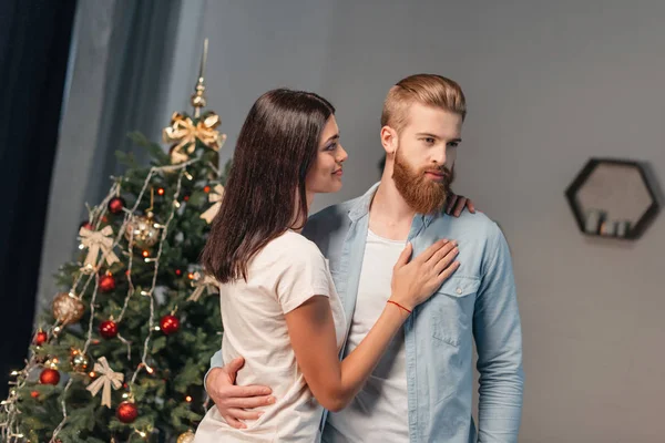 Jeune couple à noël — Photo