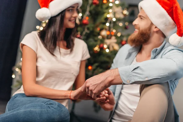 Boldog pár-on christmastime — Stock Fotó