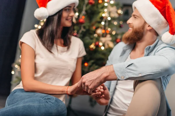 Feliz pareja en Navidad — Foto de Stock