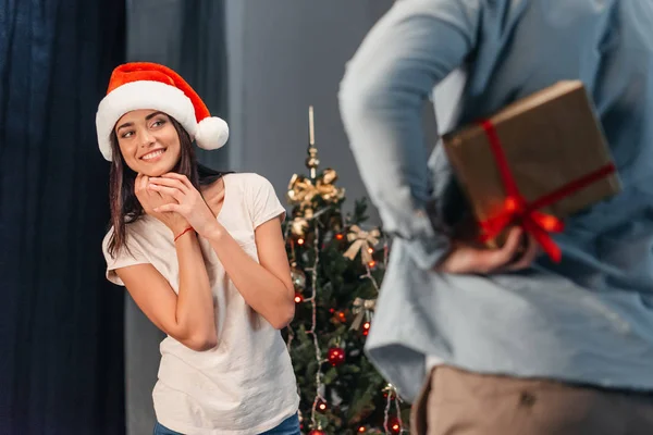 Мужчина преподносит рождественский подарок своей девушке — стоковое фото