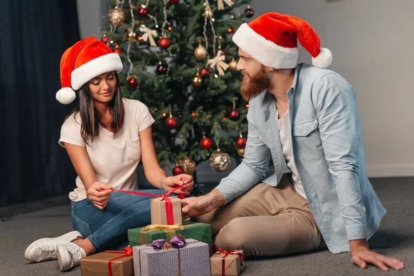 Jeune couple avec cadeaux de Noël — Photo