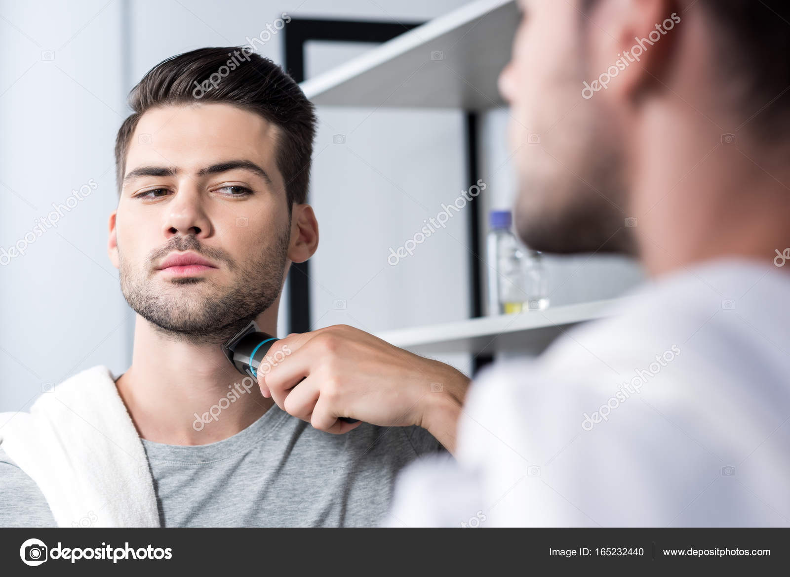 Man shaving with electric trimmer — Stock Photo © AllaSerebrina 165232440