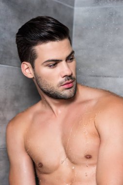 genç adam alarak duş