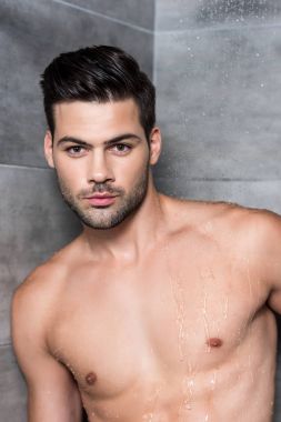 genç adam alarak duş