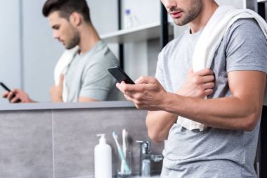 Banyoda Smartphone kullanan adam