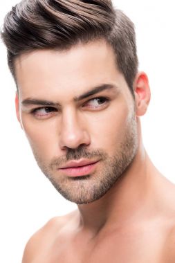 Genç adam başka tarafa bakıyor.