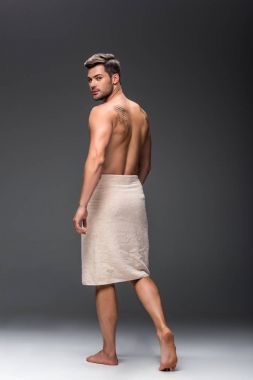 Duştan sonra havlu ile kapsayan adam