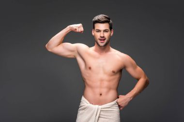 Duştan sonra havlu ile kapsayan adam