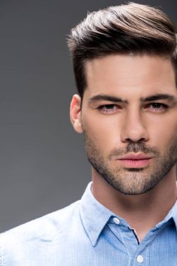 Yakışıklı genç adam.