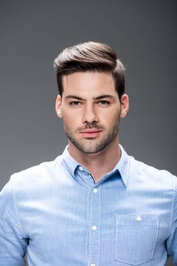 Yakışıklı genç adam.