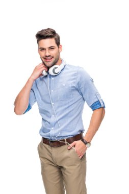 Kulaklıklı genç adam.