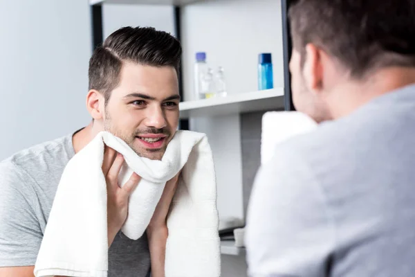 Afvegen gezicht — Stockfoto