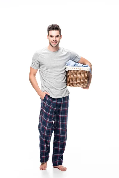 Homme avec panier de blanchisserie — Photo