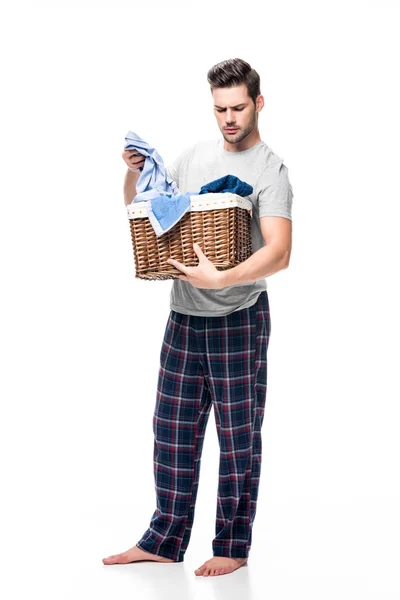 Homme avec panier de blanchisserie — Photo