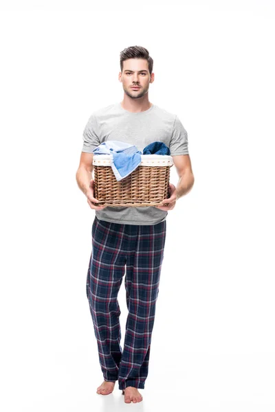 Homme avec panier de blanchisserie — Photo