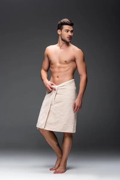 Manbeläggning med handduk efter dusch — Stockfoto
