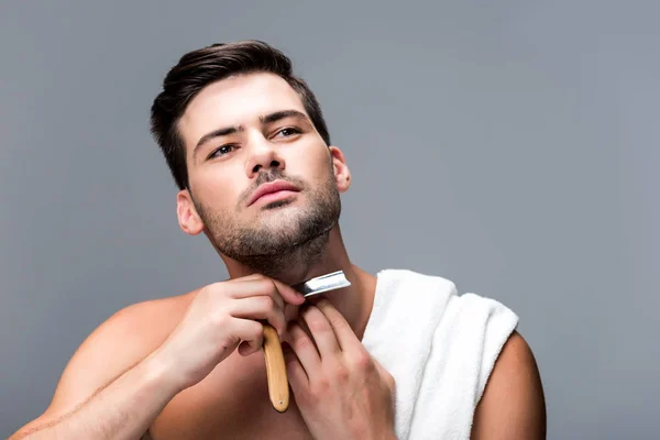 Чоловік голиться з прямою бритвою — стокове фото