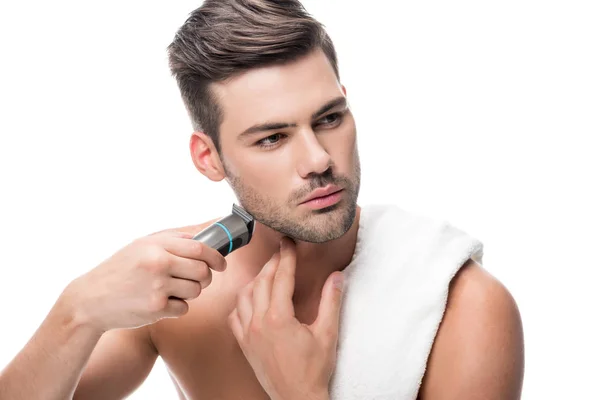 Hombre afeitándose con trimmer eléctrico — Foto de Stock