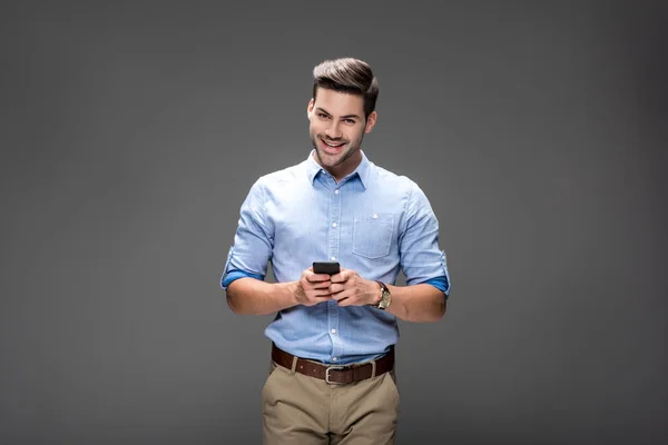 Junger Mann nutzt Smartphone — Stockfoto