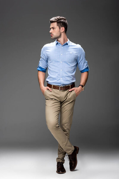 Молодой человек в повседневной одежде