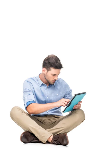 Hombre joven usando tableta — Foto de Stock