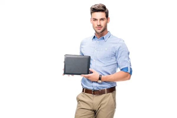 Homem jovem mostrando tablet — Fotografia de Stock