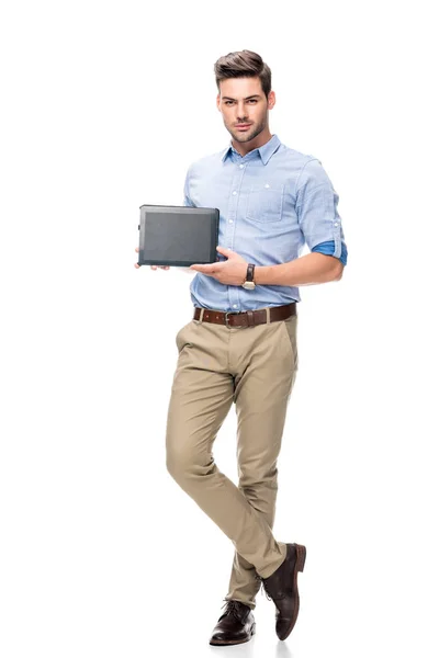 Homem jovem mostrando tablet — Fotografia de Stock