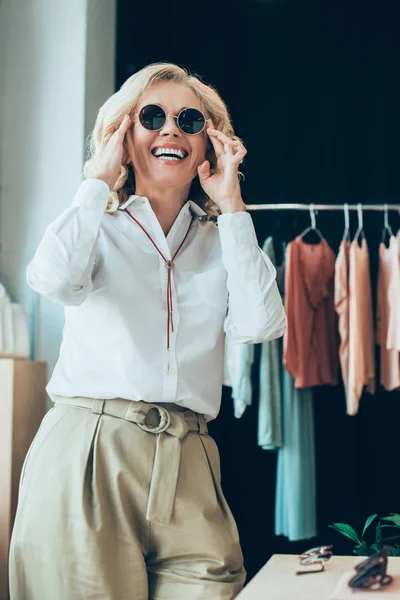 Woman shopping in clothing boutique — Stock Photo, Image