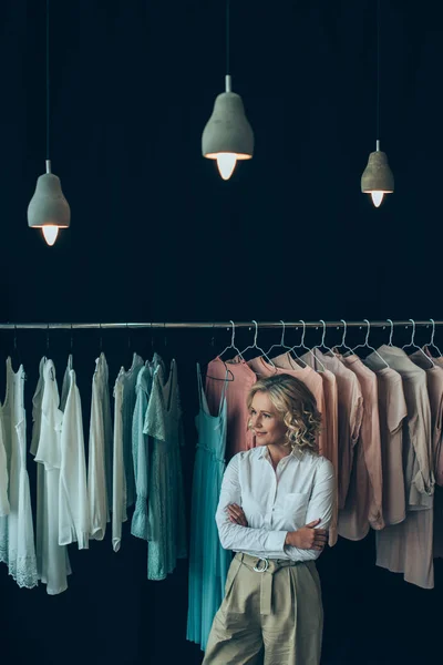 Rijpe vrouw in kledingwinkel — Stockfoto