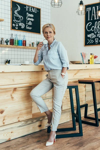 Mujer madura con estilo en la cafetería — Foto de Stock