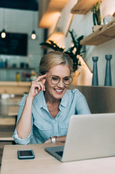 Mujer de negocios con ordenador portátil en Café —  Fotos de Stock