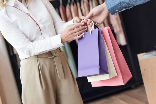 Žena nakupovat v obchodě oblečení — Stock fotografie
