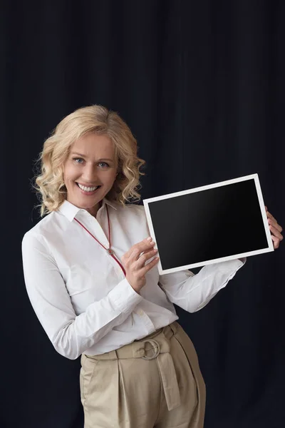 Mujer con pizarra en blanco —  Fotos de Stock