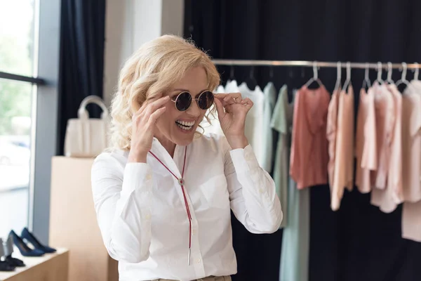 Mulher compras em boutique de roupas — Fotografia de Stock