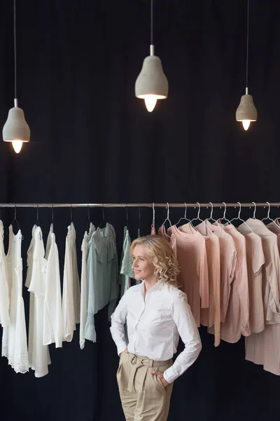 Mujer con estilo en tienda de ropa — Foto de stock gratuita