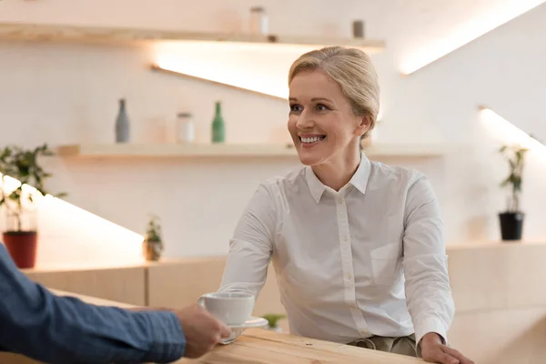 Barista dando orden a la mujer —  Fotos de Stock