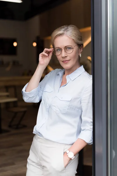 Pensive woman in eyeglasses — Stock Photo, Image