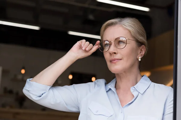 Beautiful mature lady in eyeglasses — Stock Photo, Image