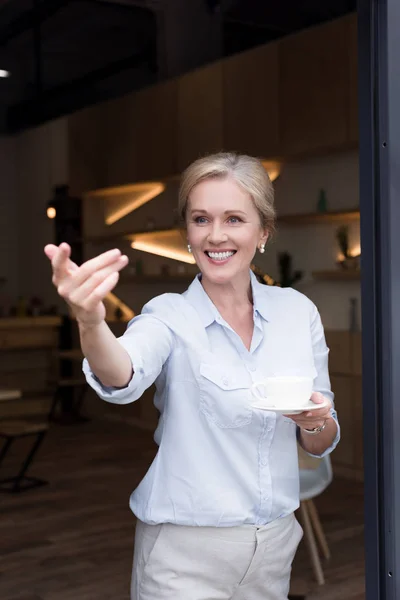 Volwassen vrouw drinken koffie — Stockfoto