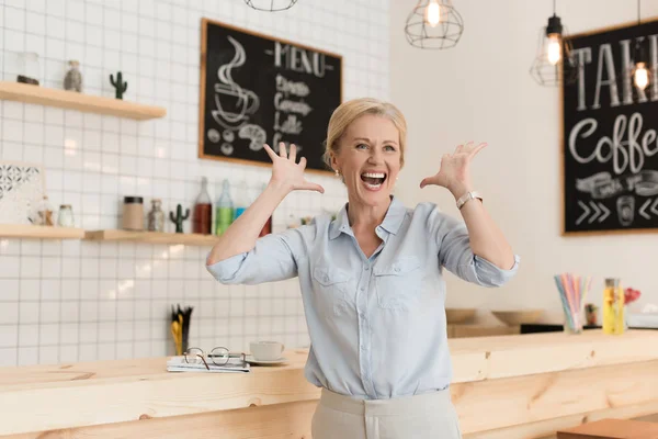 Opgewonden zakenvrouw in café — Stockfoto