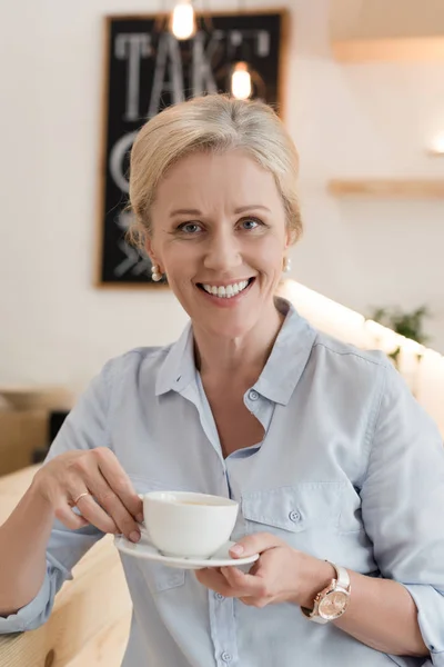 Reife Frau trinkt Kaffee — Stockfoto